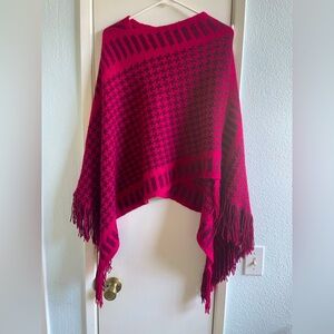 ❤️Red and Maroon Houndstooth Poncho with Fringe- knitted and soft